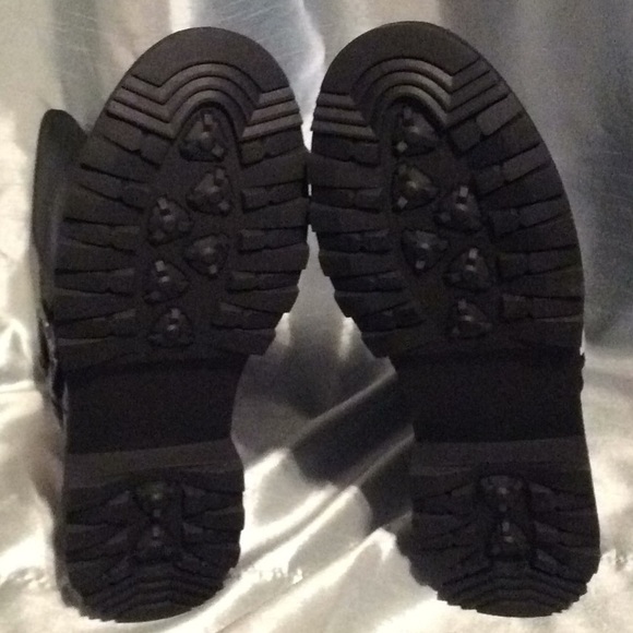 Comfy women’s boot with buckles new in box, NWT - Picture 3 of 3